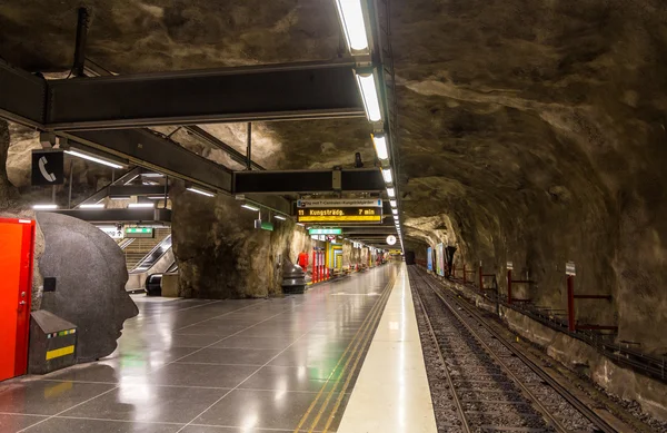 Interior da estação de metro Vastra skogen de Estocolmo, Suécia — Fotografia de Stock