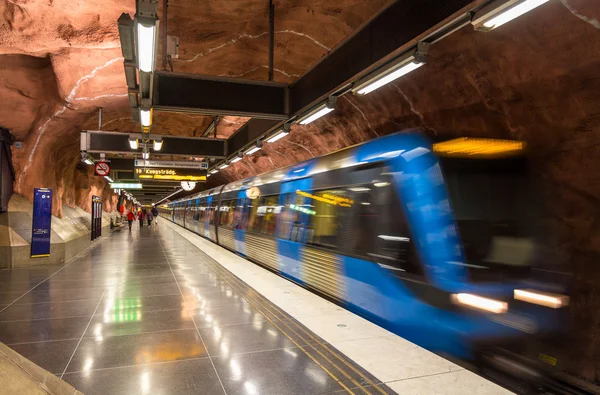 Train leaving Radhuset metro station in Stockholm — Stock Photo, Image