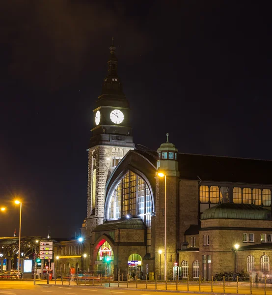 Vista nocturna de la estación principal de tren de Hamburgo, Alemania — Foto de Stock