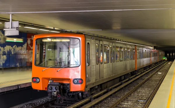 Brüksel, Belçika için Best Western metro istasyonunda tren — Stok fotoğraf