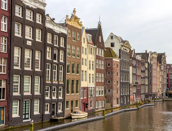 Houses in Damrak district of Amsterdam — Stock Photo, Image