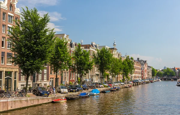 En kanal i amsterdam, Nederländerna — Stockfoto