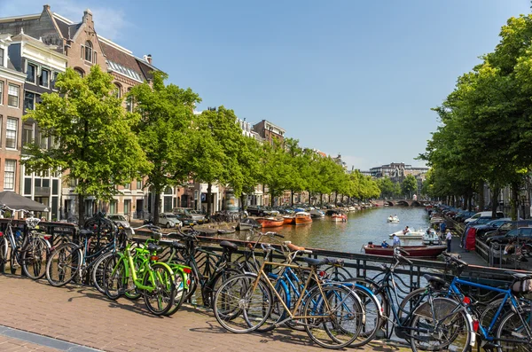 Traditional view of Amsterdam: bicycles and water — Stock Photo, Image