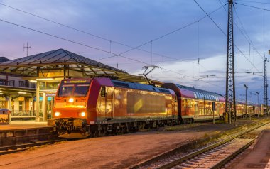 Offenburg tren istasyonunda banliyö elektrik treni. Almanya - 