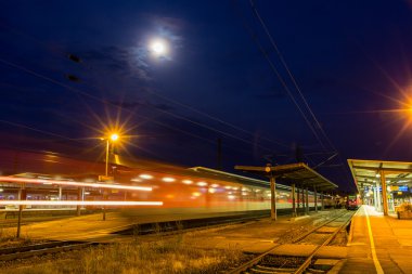 Offenburg İstasyonu'ndan çıkış yapan Alman gece treni