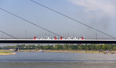 tramvay mouving oberkasseler Köprüsü'nde Düsseldorf '