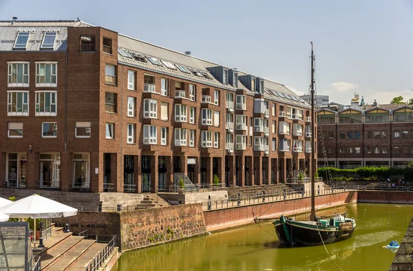 Vieux navire dans le vieux port de Düsseldorf, Allemagne — Photo