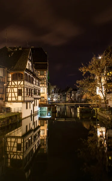 Дома в эльзасском стиле в районе Петит-Франс Страсбурга — стоковое фото
