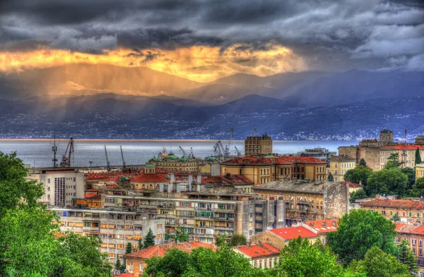 Zonsondergang over Rijeka stad - Kroatië — Stockfoto