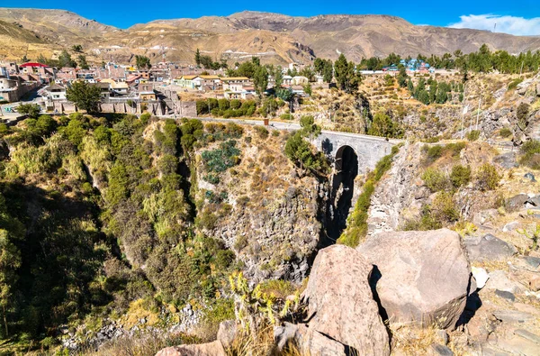 El puente Inca a través del río Colca en Chivay, Perú —  Fotos de Stock