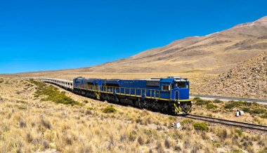Peru And Dağları 'nda yüksek irtifada yük treni