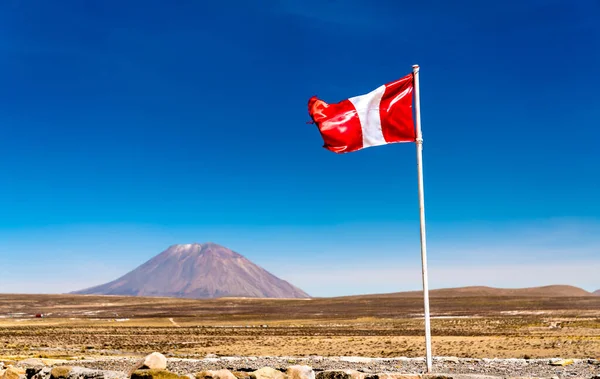Vlajka Peru a sopky Misti v oblasti Arequipa — Stock fotografie