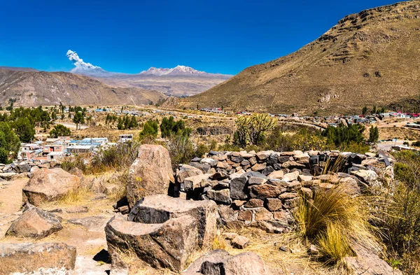 Uitbarsting van Sabancaya vulkaan boven Chivay in Peru — Stockfoto