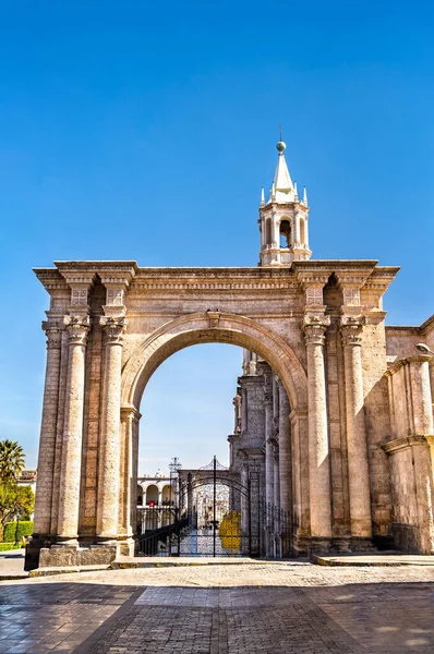 Basiliek Kathedraal op Plaza De Armas van Arequipa in Peru — Stockfoto