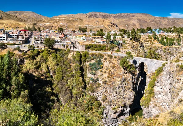El puente Inca a través del río Colca en Chivay, Perú —  Fotos de Stock