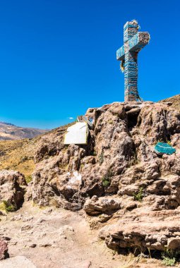 Cruz Del Condor anıtı Peru 'daki Colca Kanyonu' nda.