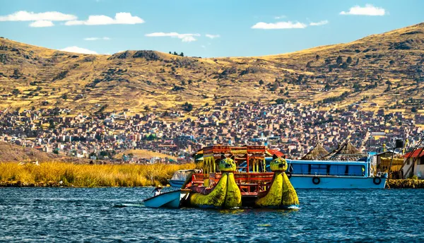 Peru 'daki Titicaca Gölü' nde Reed teknesi