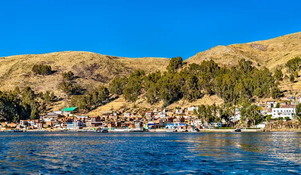 Estrecho de Tiquina en el Lago Titicaca en Bolivia —  Fotos de Stock