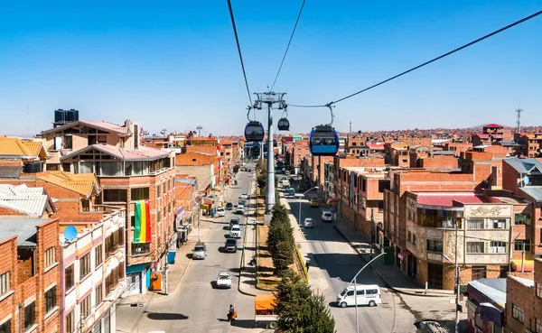 볼리비아의 엘 알토 상공에 있는 케이블카 로열티 프리 스톡 사진