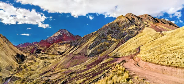 Pallay Punchu vom Apu Takllo Regenbogengebirge in Peru — Stockfoto
