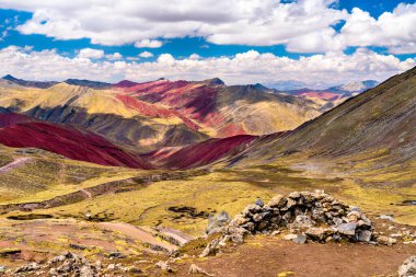 Peru 'daki Palccoyo Gökkuşağı Dağlarına Bakış