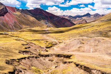 Peru 'daki Vinicunca Gökkuşağı Dağı' na tırman