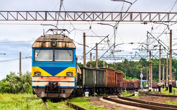 Treno elettrico merci nella regione di Donetsk, Ucraina — Foto Stock