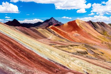 Peru 'daki Vinicunca Gökkuşağı Dağı
