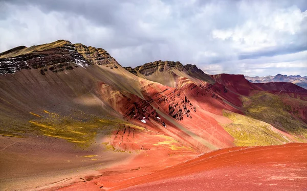 Rotes Tal am Vinicunca Rainbow Mountain in Peru — Stockfoto