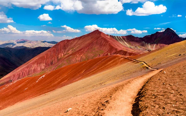 Wanderweg durch das Rote Tal bei Vinicunca in Peru — Stockfoto