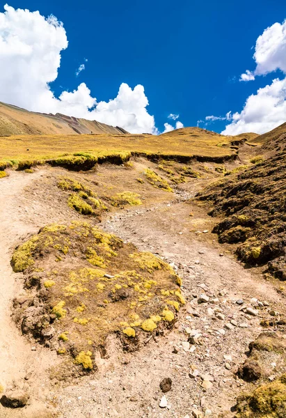 Aufstieg zum Vinicunca Rainbow Mountain in Peru — Stockfoto