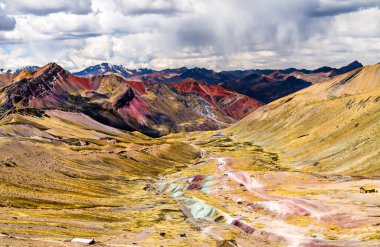 Peru 'daki Vinicunca Gökkuşağı Dağı' nda manzara