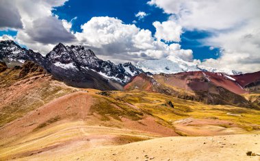 Ausangate Dağı Peru 'da Vinicunca' dan görüldü