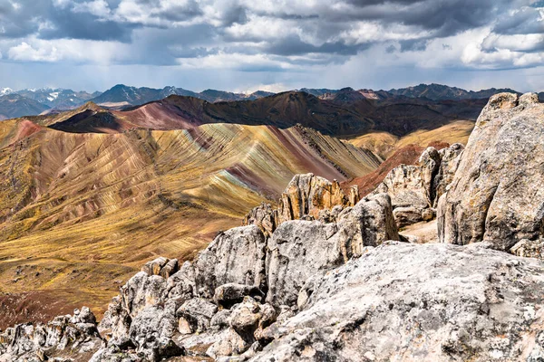 Steinwald bei Palccoyo Rainbow Mountains in Peru — Stockfoto