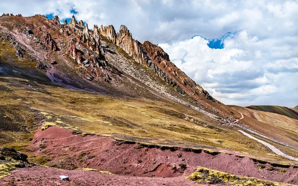 Floresta de pedra em Palccoyo Rainbow Mountains no Peru — Fotografia de Stock