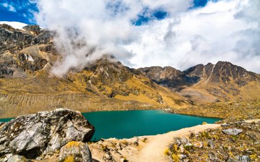 Huancayo, Peru 'daki Huaytapallana Dağları' nda göl