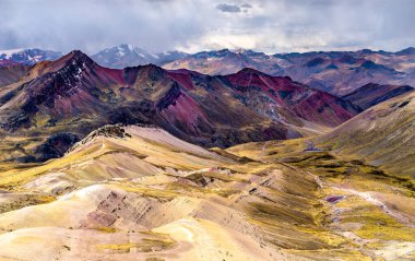 Peru 'daki Vinicunca Gökkuşağı Dağı' nda manzara