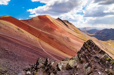 Peru 'daki Vinicunca Gökkuşağı Dağı' nda Kızıl Vadi
