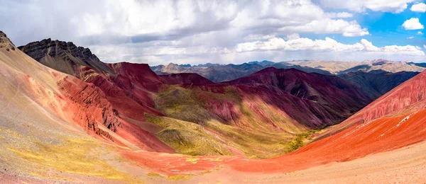 Rotes Tal am Vinicunca Rainbow Mountain in Peru — Stockfoto