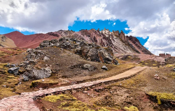Trilha de caminhadas em Palccoyo Rainbow Mountains no Peru — Fotografia de Stock