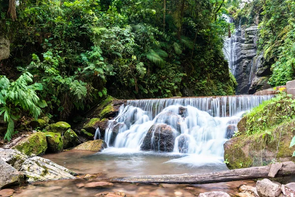 Cascada Río Tigre en la selva de Oxapampa en Perú — Foto de Stock