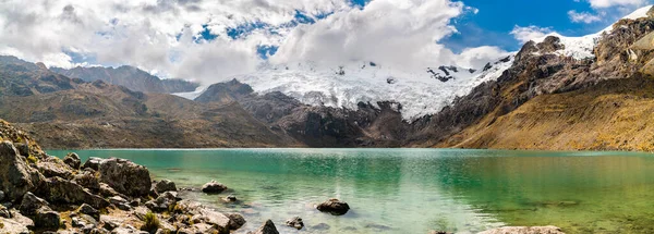 Tó és gleccser Huaytapallana hegynél Huancayoban, Peruban — Stock Fotó