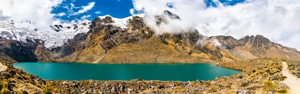 Tó és gleccser Huaytapallana hegynél Huancayoban, Peruban — Stock Fotó