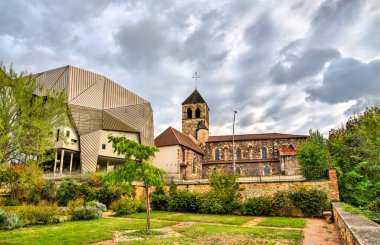 Montlucon, Fransa 'daki Bayan Kilisemiz