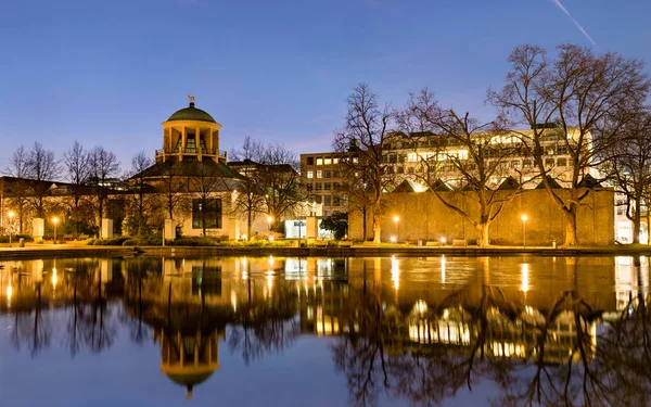 Kunstbau mit Spiegelung in einem See in Stuttgart — Stockfoto