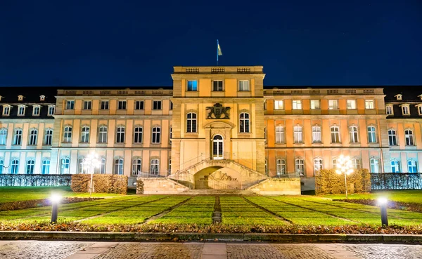 Novo Palácio em Estugarda, Alemanha à noite — Fotografia de Stock