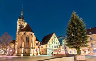 Almanya 'nın Stuttgart kentindeki Stiftskirche Kilisesi ve Schiller Anıtı
