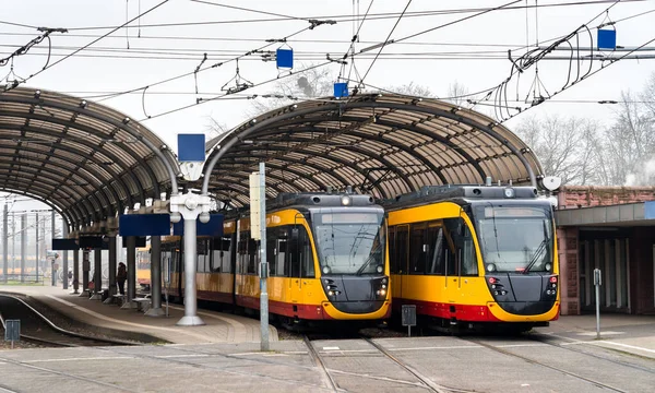 Almanya, Karlsruhe 'deki banliyö tramvayları — Stok fotoğraf