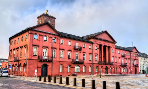 ドイツ・バーデン・ヴュルテンベルク州のカールスルーエ市庁舎 — ストック写真