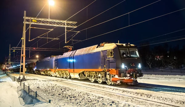 Trein voor zware ertsen bij Abisko in Zweden — Stockfoto